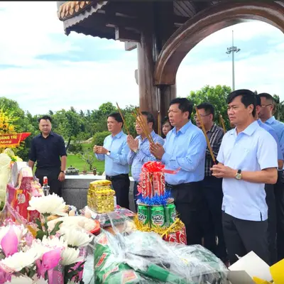 Bộ trưởng Trần Hồng Minh dâng hương tưởng niệm các anh hùng liệt sĩ tại Quảng Trị