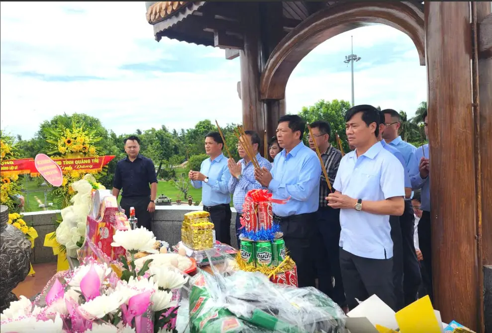 Bộ trưởng Trần Hồng Minh dâng hương tưởng niệm các anh hùng liệt sĩ tại Quảng Trị