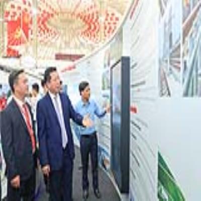Bộ trưởng Trần Hồng Minh thăm không gian trưng bày thành tựu 80 năm Bộ Xây dựng