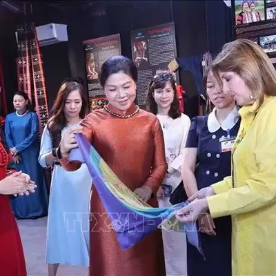 Phu nhân Tổng Bí thư, Chủ tịch nước Tô Lâm và Phu nhân Tổng thống Panama tìm hiểu văn hóa các dân tộc Việt Nam