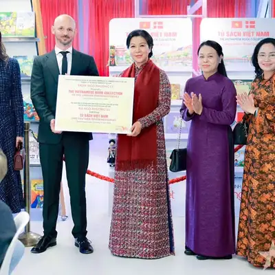 Phu nhân Tổng Bí thư, Chủ tịch nước cùng Hoàng hậu Đan Mạch trao tặng “Tủ sách Việt Nam” cho thư viện tại Copenhagen