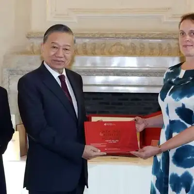 Tổng Bí thư, Chủ tịch nước Tô Lâm và Phu nhân tặng sách cho Thư viện Hoàng gia Bỉ
