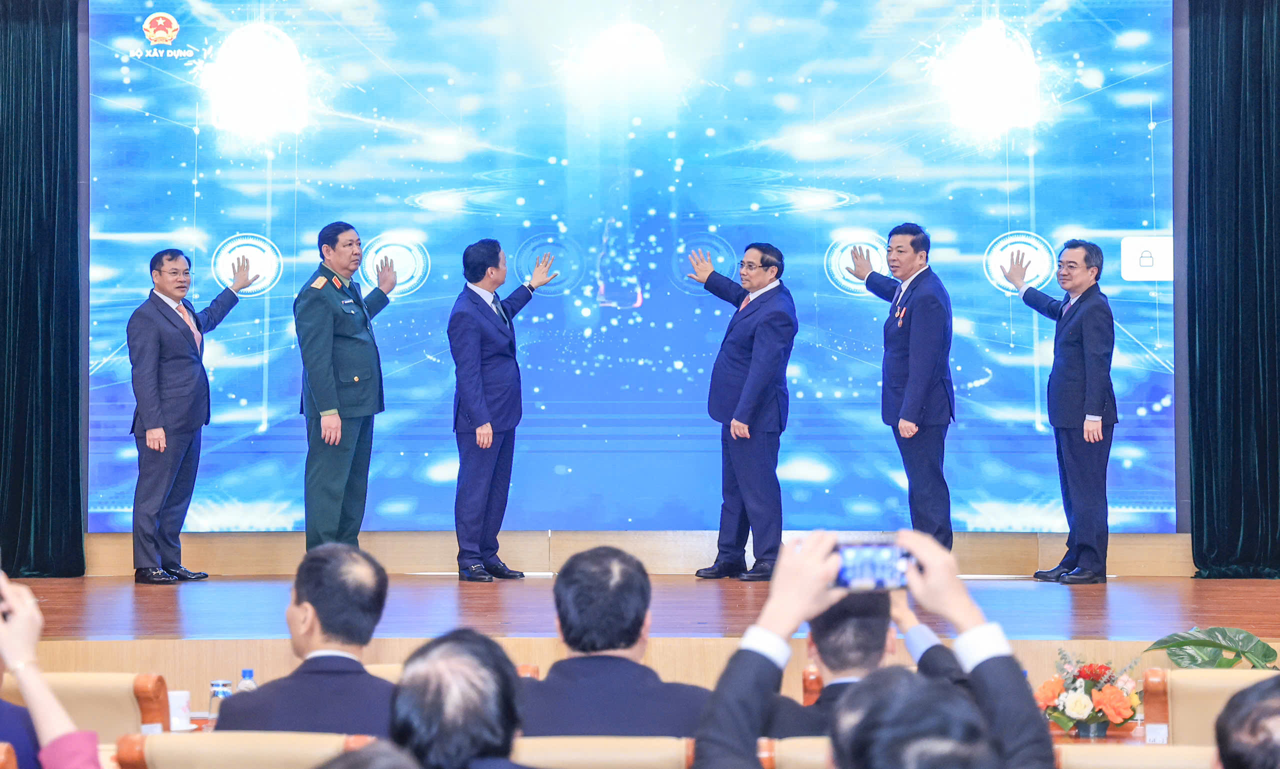 Thủ tướng Phạm Minh Chính, Phó Thủ tướng Trần Hồng Hà, Trưởng Ban Chính sách, Chiến lược Trung ương Nguyễn Thanh Nghị, Bộ trưởng Xây dựng Trần Hồng Minh,... thực hiện nghi lễ phát lệnh vận hành các nền tảng số trọng điểm ngành Xây dựng.